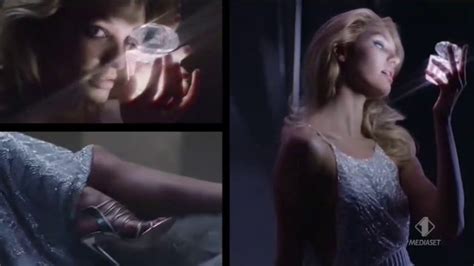 video pubblicita profumo versace 2019|Come si spruzza un profumo su una donna .